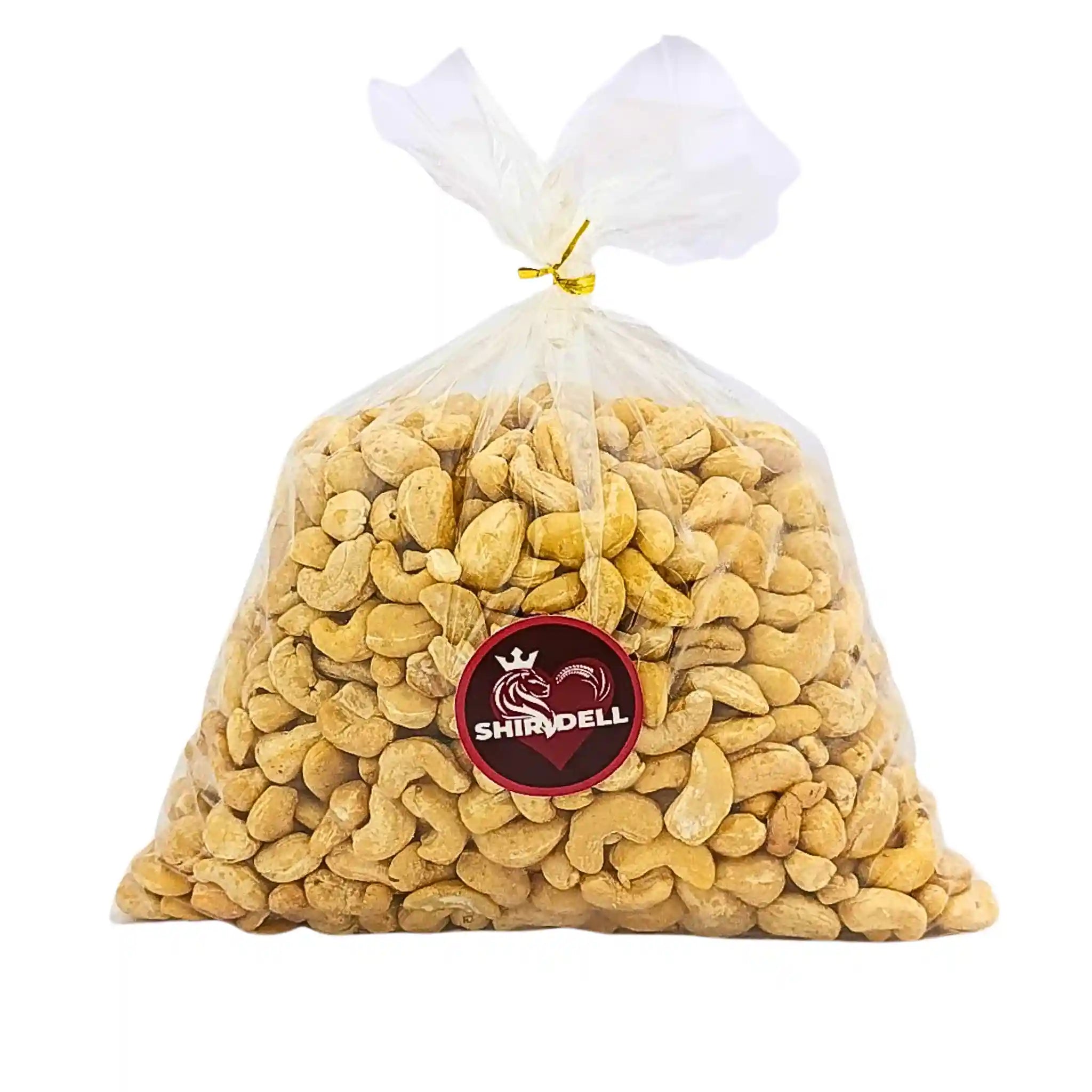 Tydlig plastpåse med naturella cashewnötter, 1 kg, på vit bakgrund